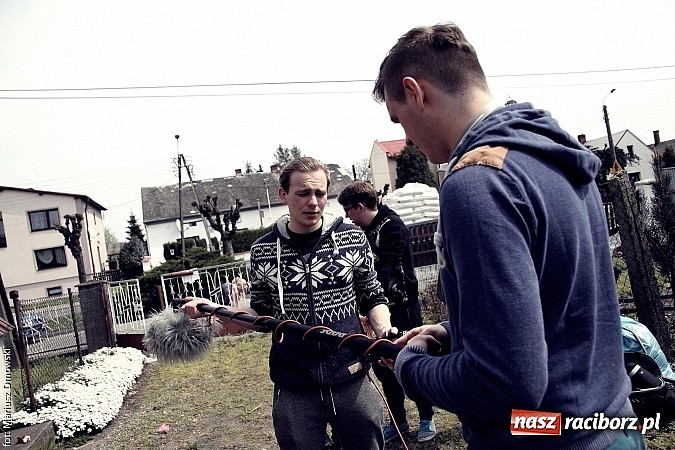 Zdjęcie w galerii na portalu naszraciborz.pl: Studenci filmówki kręcą teledysk w Tworkowie! wiadomości z regionu