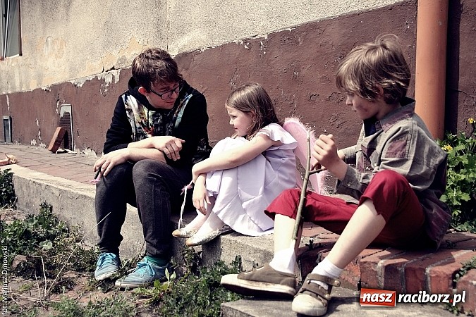 Zdjęcie w galerii na portalu naszraciborz.pl: Studenci filmówki kręcą teledysk w Tworkowie! wiadomości z regionu