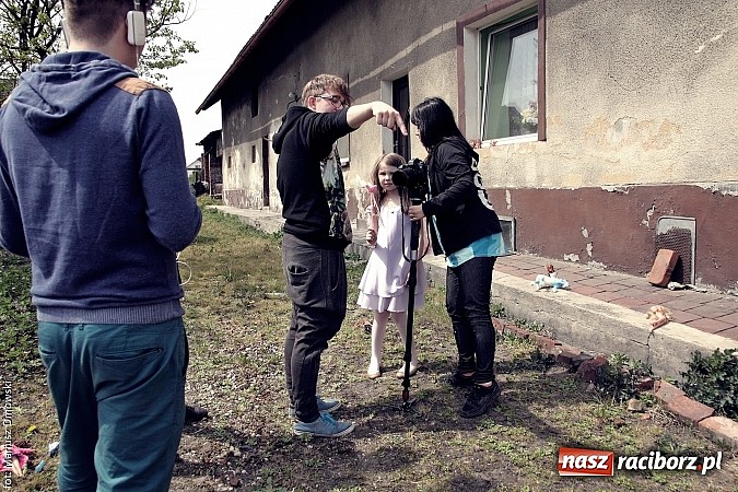 Zdjęcie w galerii na portalu naszraciborz.pl: Studenci filmówki kręcą teledysk w Tworkowie! wiadomości z regionu