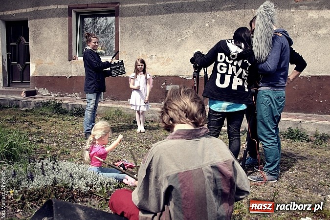 Zdjęcie w galerii na portalu naszraciborz.pl: Studenci filmówki kręcą teledysk w Tworkowie! wiadomości z regionu