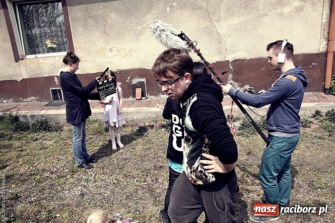 Zdjęcie w galerii na portalu naszraciborz.pl: Studenci filmówki kręcą teledysk w Tworkowie! wiadomości z regionu