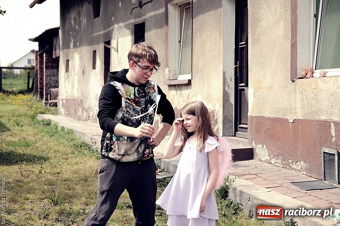 Zdjęcie w galerii na portalu naszraciborz.pl: Studenci filmówki kręcą teledysk w Tworkowie! wiadomości z regionu