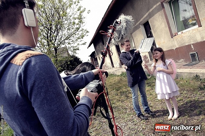 Zdjęcie w galerii na portalu naszraciborz.pl: Studenci filmówki kręcą teledysk w Tworkowie! wiadomości z regionu