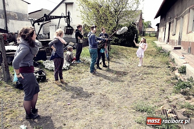 Zdjęcie w galerii na portalu naszraciborz.pl: Studenci filmówki kręcą teledysk w Tworkowie! wiadomości z regionu