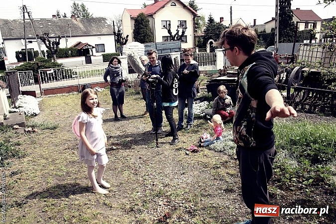 Zdjęcie w galerii na portalu naszraciborz.pl: Studenci filmówki kręcą teledysk w Tworkowie! wiadomości z regionu