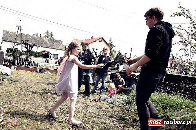 Zdjęcie w galerii na portalu naszraciborz.pl: Studenci filmówki kręcą teledysk w Tworkowie! wiadomości z regionu