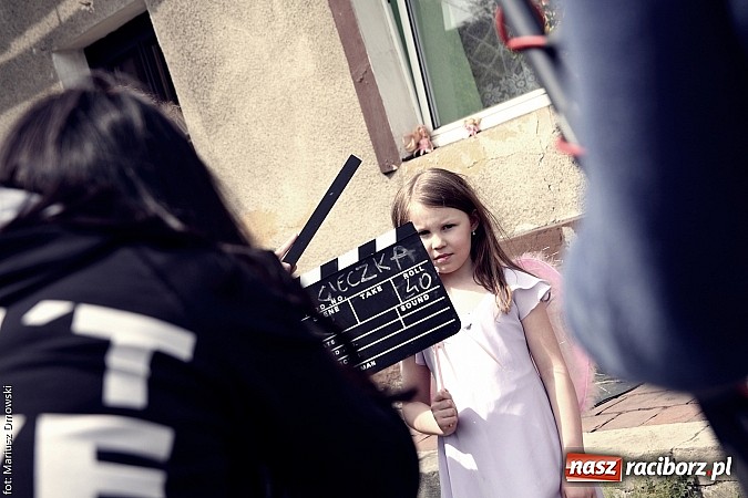 Zdjęcie w galerii na portalu naszraciborz.pl: Studenci filmówki kręcą teledysk w Tworkowie! wiadomości z regionu