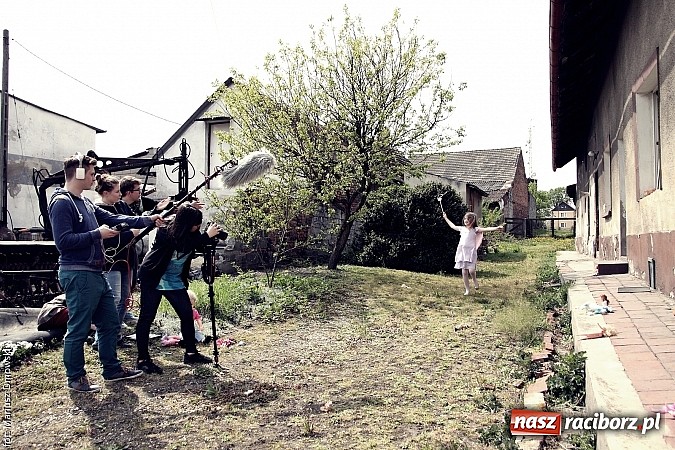 Zdjęcie w galerii na portalu naszraciborz.pl: Studenci filmówki kręcą teledysk w Tworkowie! wiadomości z regionu