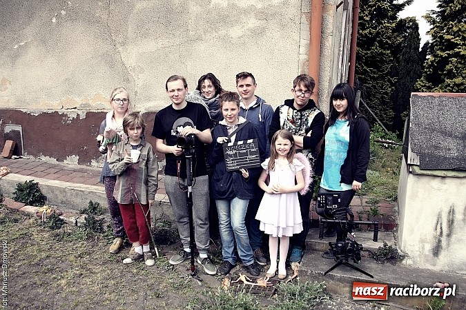 Zdjęcie w galerii na portalu naszraciborz.pl: Studenci filmówki kręcą teledysk w Tworkowie! wiadomości z regionu