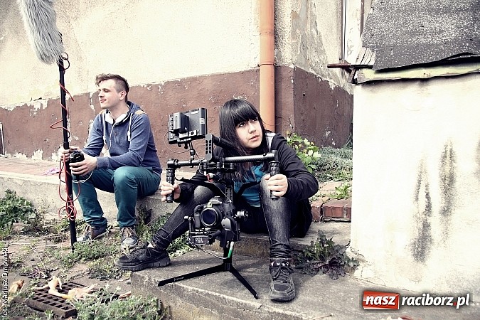 Zdjęcie w galerii na portalu naszraciborz.pl: Studenci filmówki kręcą teledysk w Tworkowie! wiadomości z regionu