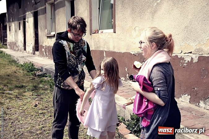 Zdjęcie w galerii na portalu naszraciborz.pl: Studenci filmówki kręcą teledysk w Tworkowie! wiadomości z regionu