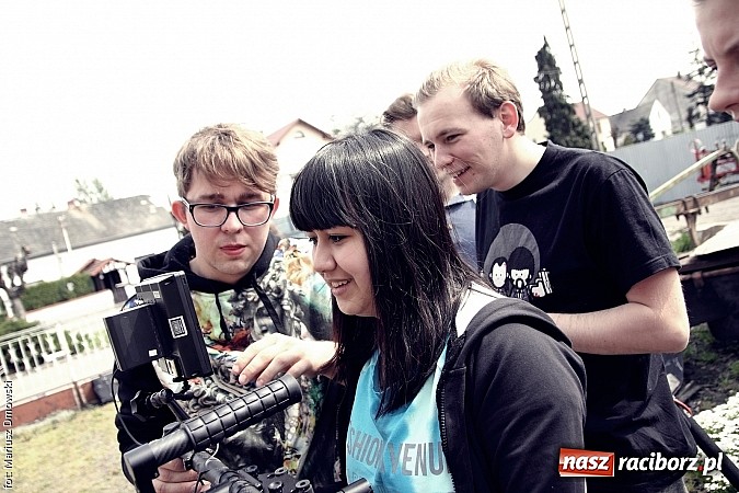 Zdjęcie w galerii na portalu naszraciborz.pl: Studenci filmówki kręcą teledysk w Tworkowie! wiadomości z regionu