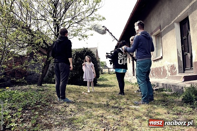 Zdjęcie w galerii na portalu naszraciborz.pl: Studenci filmówki kręcą teledysk w Tworkowie! wiadomości z regionu