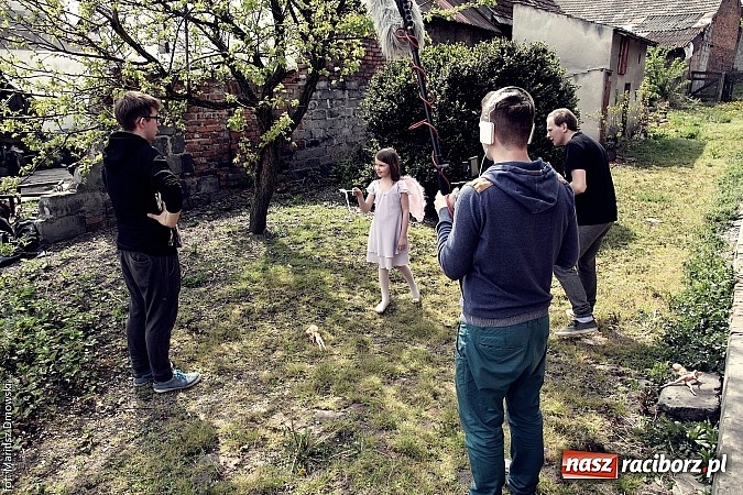 Zdjęcie w galerii na portalu naszraciborz.pl: Studenci filmówki kręcą teledysk w Tworkowie! wiadomości z regionu