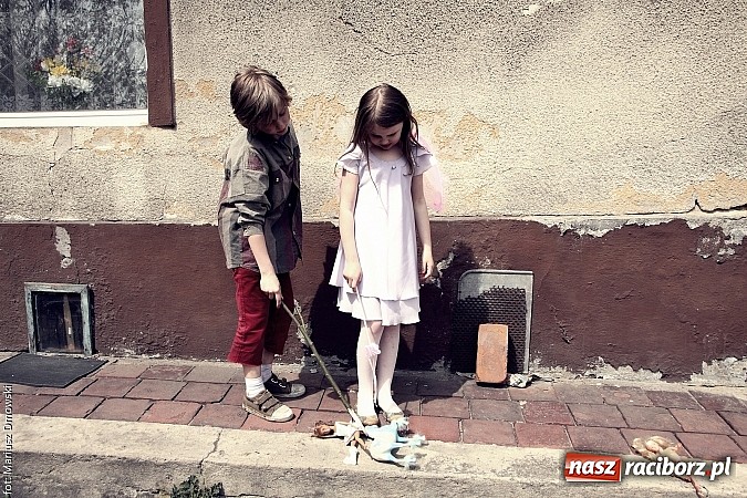 Zdjęcie w galerii na portalu naszraciborz.pl: Studenci filmówki kręcą teledysk w Tworkowie! wiadomości z regionu