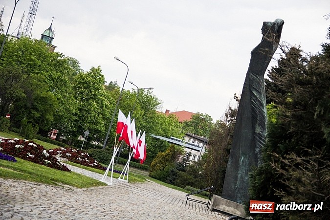 Zdjęcie w galerii na portalu naszraciborz.pl: Lewica złożyła kwiaty pod pomnikiem Matki Polki wiadomości z regionu