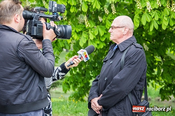 Zdjęcie w galerii na portalu naszraciborz.pl: Lewica złożyła kwiaty pod pomnikiem Matki Polki wiadomości z regionu