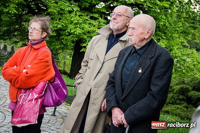Zdjęcie w galerii na portalu naszraciborz.pl: Lewica złożyła kwiaty pod pomnikiem Matki Polki wiadomości z regionu