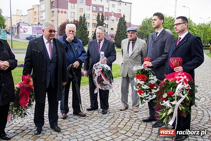 Zdjęcie w galerii na portalu naszraciborz.pl: Lewica złożyła kwiaty pod pomnikiem Matki Polki wiadomości z regionu