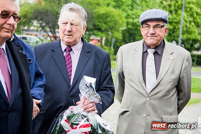 Zdjęcie w galerii na portalu naszraciborz.pl: Lewica złożyła kwiaty pod pomnikiem Matki Polki wiadomości z regionu