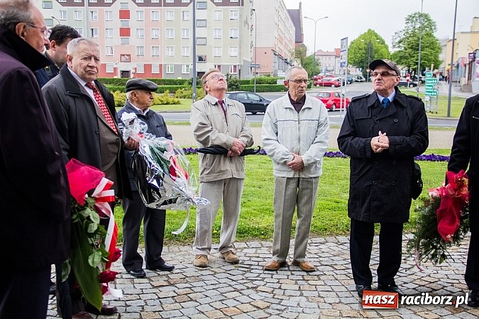 Zdjęcie w galerii na portalu naszraciborz.pl: Lewica złożyła kwiaty pod pomnikiem Matki Polki wiadomości z regionu