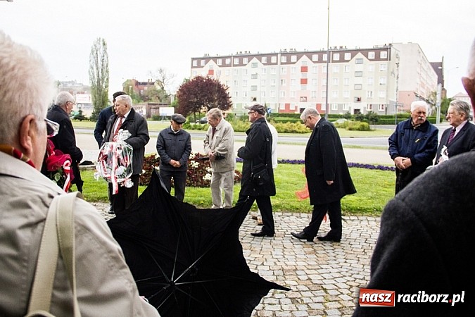 Zdjęcie w galerii na portalu naszraciborz.pl: Lewica złożyła kwiaty pod pomnikiem Matki Polki wiadomości z regionu