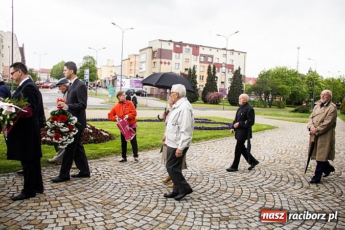 Zdjęcie w galerii na portalu naszraciborz.pl: Lewica złożyła kwiaty pod pomnikiem Matki Polki wiadomości z regionu