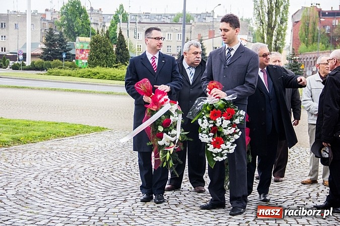 Zdjęcie w galerii na portalu naszraciborz.pl: Lewica złożyła kwiaty pod pomnikiem Matki Polki wiadomości z regionu