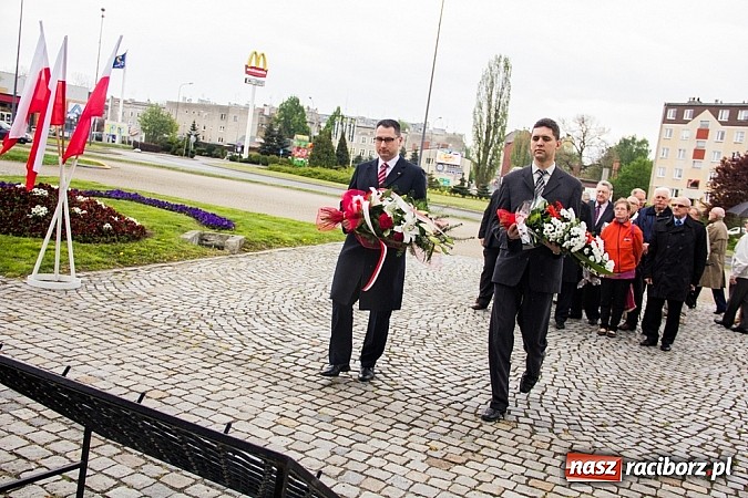 Zdjęcie w galerii na portalu naszraciborz.pl: Lewica złożyła kwiaty pod pomnikiem Matki Polki wiadomości z regionu