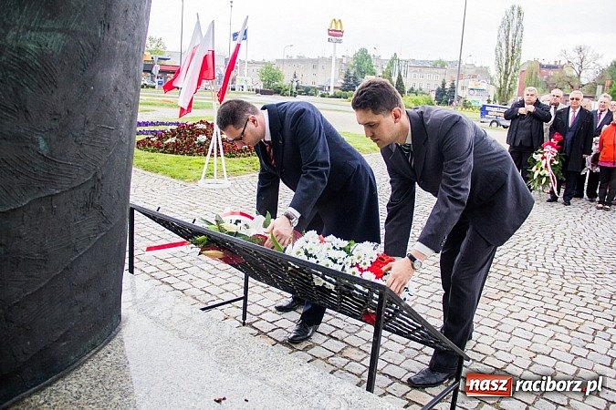 Zdjęcie w galerii na portalu naszraciborz.pl: Lewica złożyła kwiaty pod pomnikiem Matki Polki wiadomości z regionu