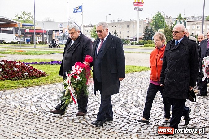 Zdjęcie w galerii na portalu naszraciborz.pl: Lewica złożyła kwiaty pod pomnikiem Matki Polki wiadomości z regionu