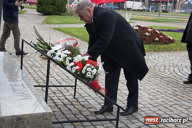 Zdjęcie w galerii na portalu naszraciborz.pl: Lewica złożyła kwiaty pod pomnikiem Matki Polki wiadomości z regionu