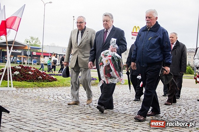 Zdjęcie w galerii na portalu naszraciborz.pl: Lewica złożyła kwiaty pod pomnikiem Matki Polki wiadomości z regionu