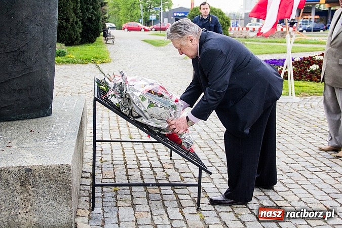 Zdjęcie w galerii na portalu naszraciborz.pl: Lewica złożyła kwiaty pod pomnikiem Matki Polki wiadomości z regionu
