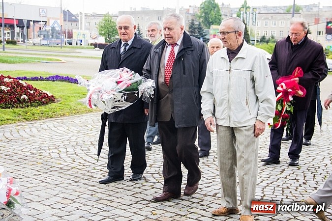 Zdjęcie w galerii na portalu naszraciborz.pl: Lewica złożyła kwiaty pod pomnikiem Matki Polki wiadomości z regionu