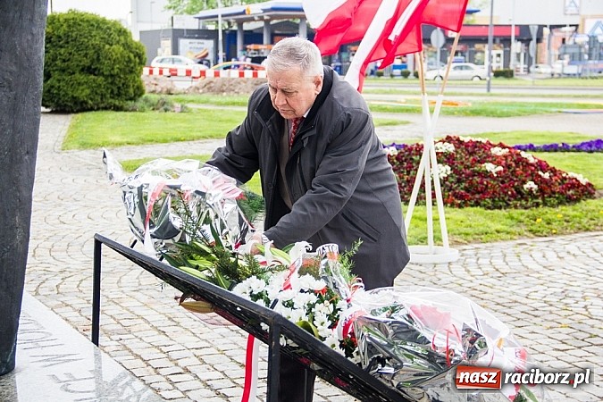 Zdjęcie w galerii na portalu naszraciborz.pl: Lewica złożyła kwiaty pod pomnikiem Matki Polki wiadomości z regionu