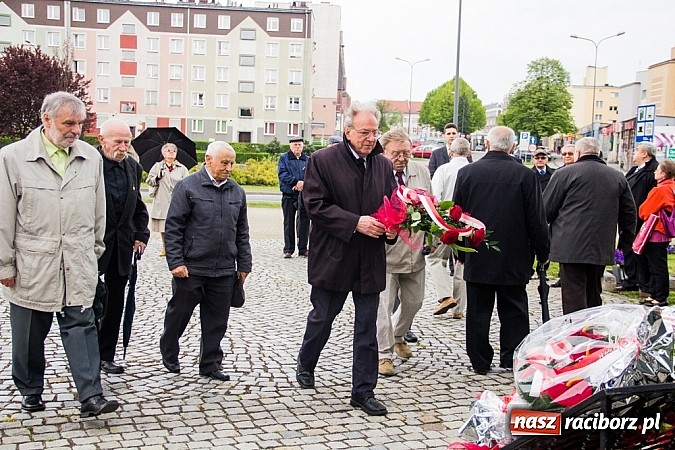 Zdjęcie w galerii na portalu naszraciborz.pl: Lewica złożyła kwiaty pod pomnikiem Matki Polki wiadomości z regionu