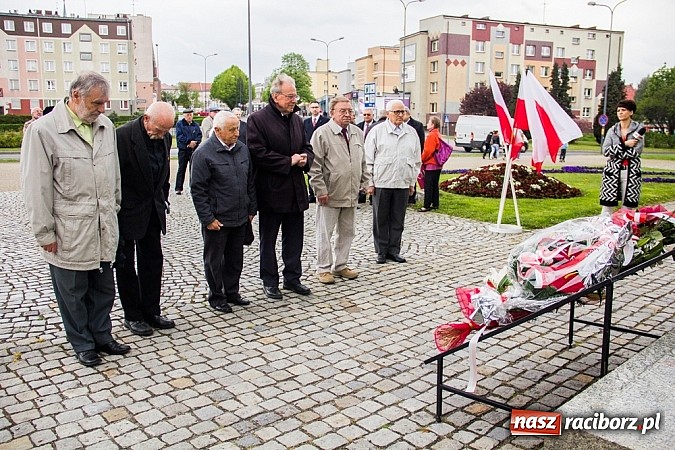 Zdjęcie w galerii na portalu naszraciborz.pl: Lewica złożyła kwiaty pod pomnikiem Matki Polki wiadomości z regionu