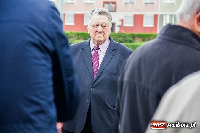 Zdjęcie w galerii na portalu naszraciborz.pl: Lewica złożyła kwiaty pod pomnikiem Matki Polki wiadomości z regionu