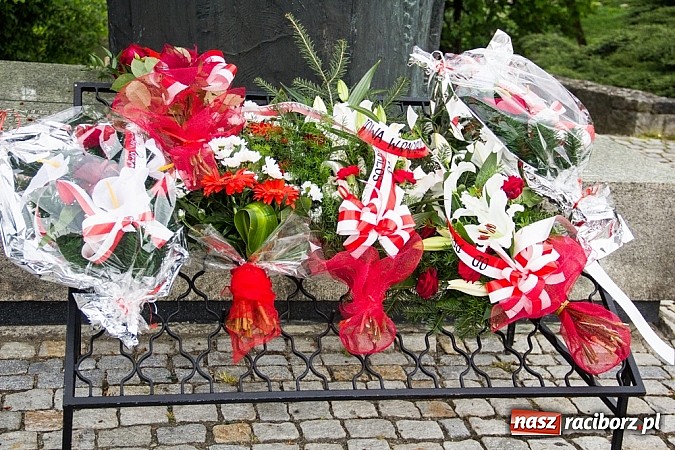Zdjęcie w galerii na portalu naszraciborz.pl: Lewica złożyła kwiaty pod pomnikiem Matki Polki wiadomości z regionu