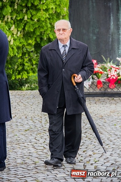 Zdjęcie w galerii na portalu naszraciborz.pl: Lewica złożyła kwiaty pod pomnikiem Matki Polki wiadomości z regionu