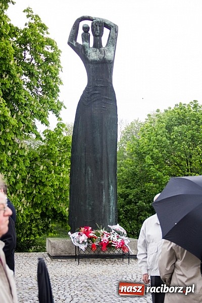 Zdjęcie w galerii na portalu naszraciborz.pl: Lewica złożyła kwiaty pod pomnikiem Matki Polki wiadomości z regionu