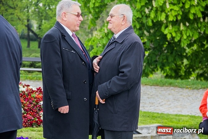 Zdjęcie w galerii na portalu naszraciborz.pl: Lewica złożyła kwiaty pod pomnikiem Matki Polki wiadomości z regionu