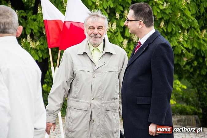 Zdjęcie w galerii na portalu naszraciborz.pl: Lewica złożyła kwiaty pod pomnikiem Matki Polki wiadomości z regionu