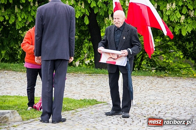 Zdjęcie w galerii na portalu naszraciborz.pl: Lewica złożyła kwiaty pod pomnikiem Matki Polki wiadomości z regionu