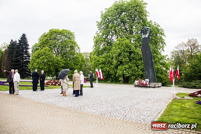 Zdjęcie w galerii na portalu naszraciborz.pl: Lewica złożyła kwiaty pod pomnikiem Matki Polki wiadomości z regionu