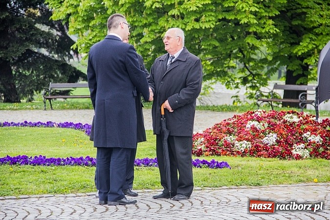 Zdjęcie w galerii na portalu naszraciborz.pl: Lewica złożyła kwiaty pod pomnikiem Matki Polki wiadomości z regionu