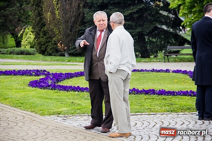 Zdjęcie w galerii na portalu naszraciborz.pl: Lewica złożyła kwiaty pod pomnikiem Matki Polki wiadomości z regionu