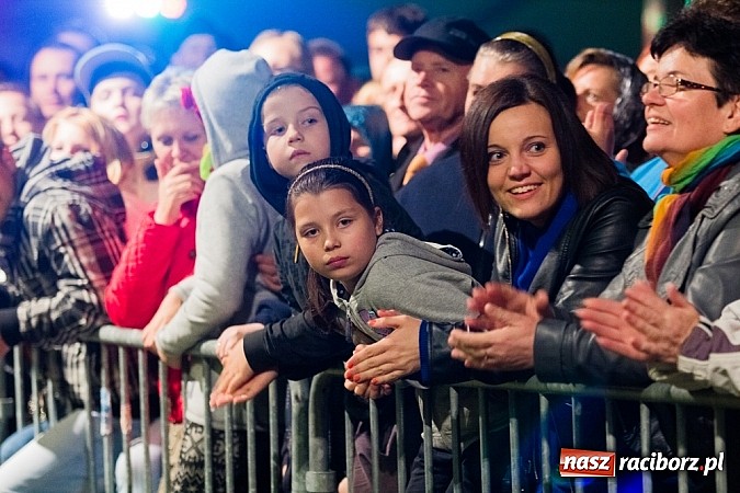 Zdjęcie w galerii na portalu naszraciborz.pl: Kabaret Młodych Panów bawił na majówce w Nędzy wiadomości z regionu