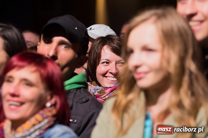 Zdjęcie w galerii na portalu naszraciborz.pl: Kabaret Młodych Panów bawił na majówce w Nędzy wiadomości z regionu